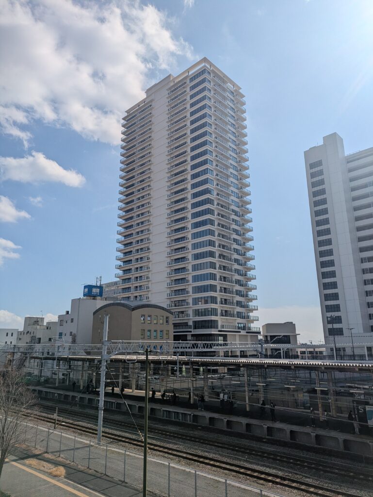 タワークレーンのあるタワーマンション建設現場