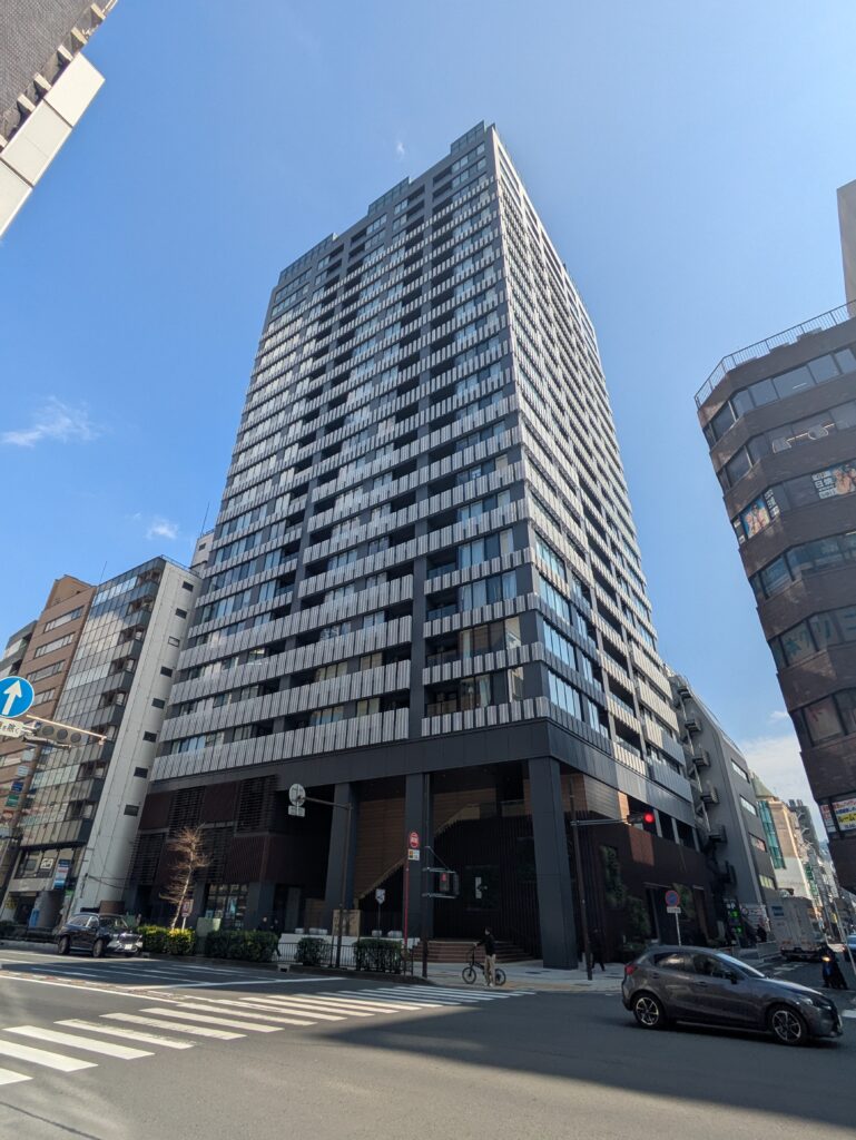 都市部のタワークレーンのある建設現場