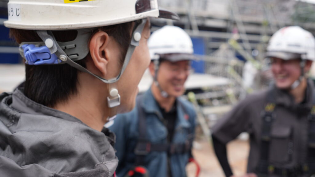 現場で笑顔を見せる株式会社ATLの職人たち